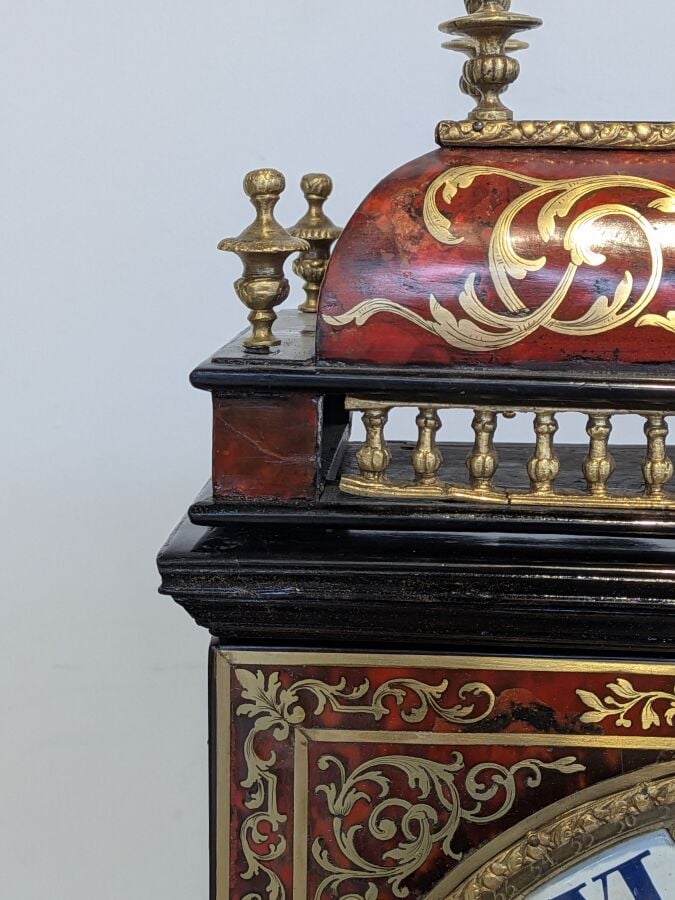PENDULE RELIGIEUSE en écaille et bronze doré - Le cadran à chiffres romains éma…