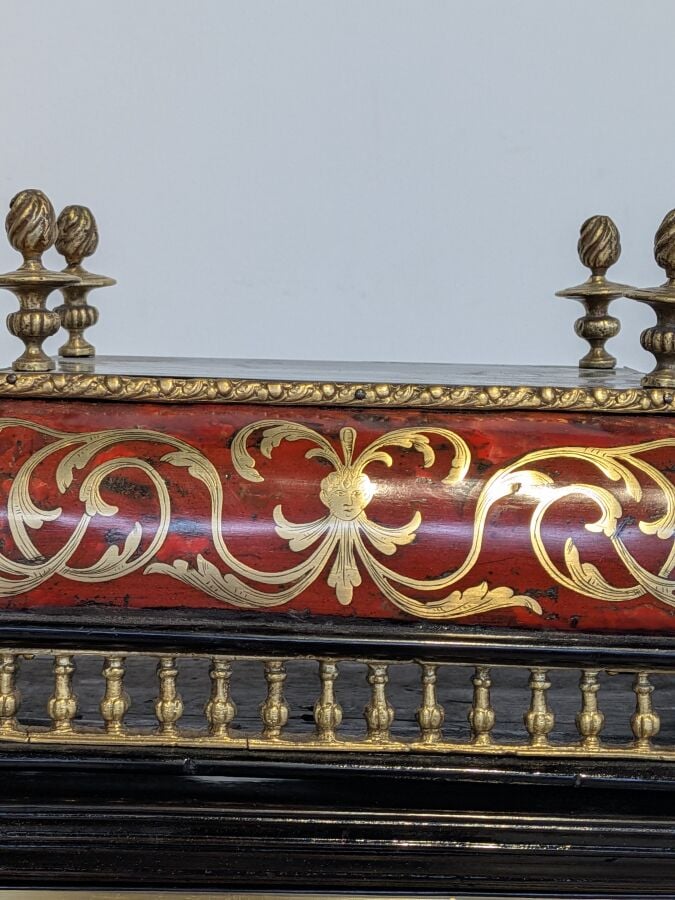PENDULE RELIGIEUSE en écaille et bronze doré - Le cadran à chiffres romains éma…