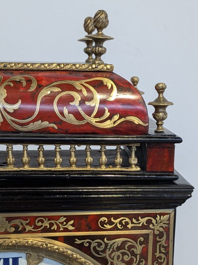 PENDULE RELIGIEUSE en écaille et bronze doré - Le cadran à chiffres romains éma…