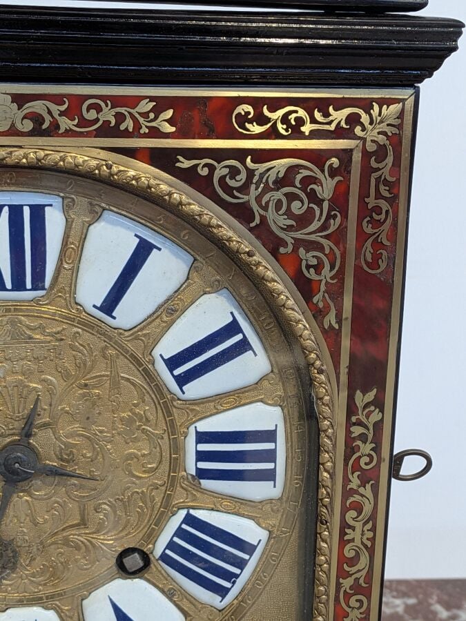 PENDULE RELIGIEUSE en écaille et bronze doré - Le cadran à chiffres romains éma…