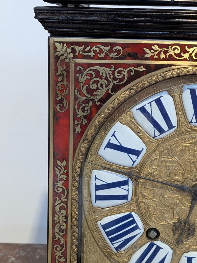 PENDULE RELIGIEUSE en écaille et bronze doré - Le cadran à chiffres romains éma…