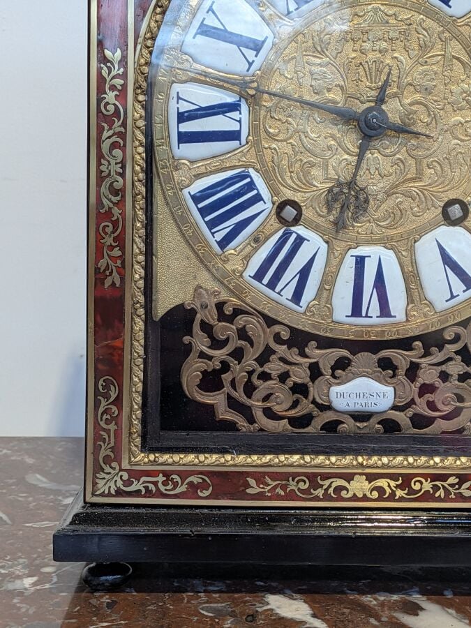 PENDULE RELIGIEUSE en écaille et bronze doré - Le cadran à chiffres romains éma…