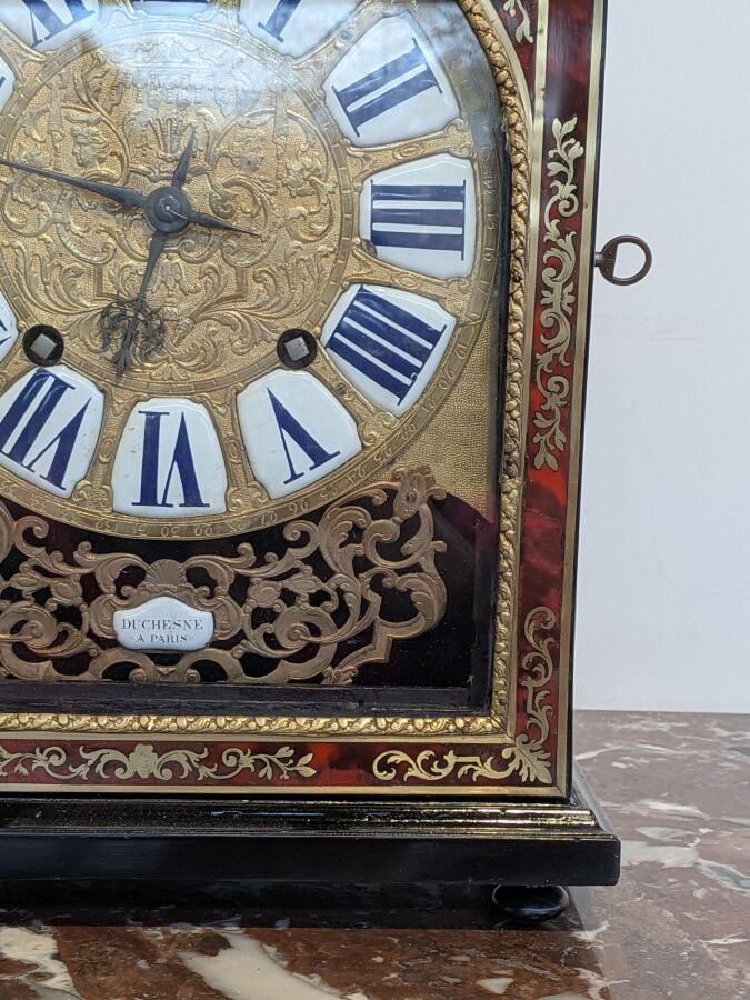 PENDULE RELIGIEUSE en écaille et bronze doré - Le cadran à chiffres romains éma…