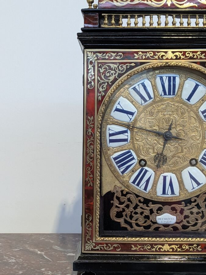 PENDULE RELIGIEUSE en écaille et bronze doré - Le cadran à chiffres romains éma…