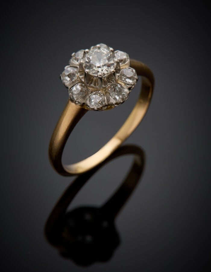 Petite BAGUE "marguerite" en or jaune (750‰) et platine (min. 800‰) serti de di…