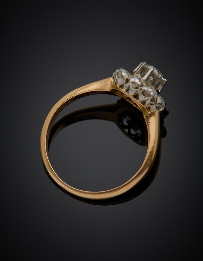 Petite BAGUE "marguerite" en or jaune (750‰) et platine (min. 800‰) serti de di…
