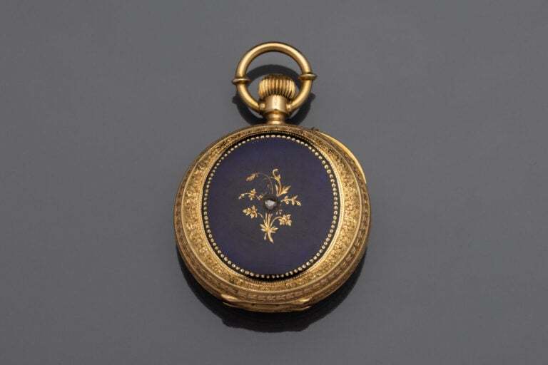 Petite MONTRE DE POCHE SAVONNETTE en or jaune (750°/°°) entièrement ciselé, orn…
