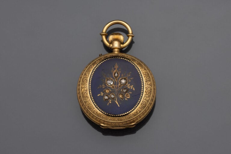 Petite MONTRE DE POCHE SAVONNETTE en or jaune (750°/°°) entièrement ciselé, orn…