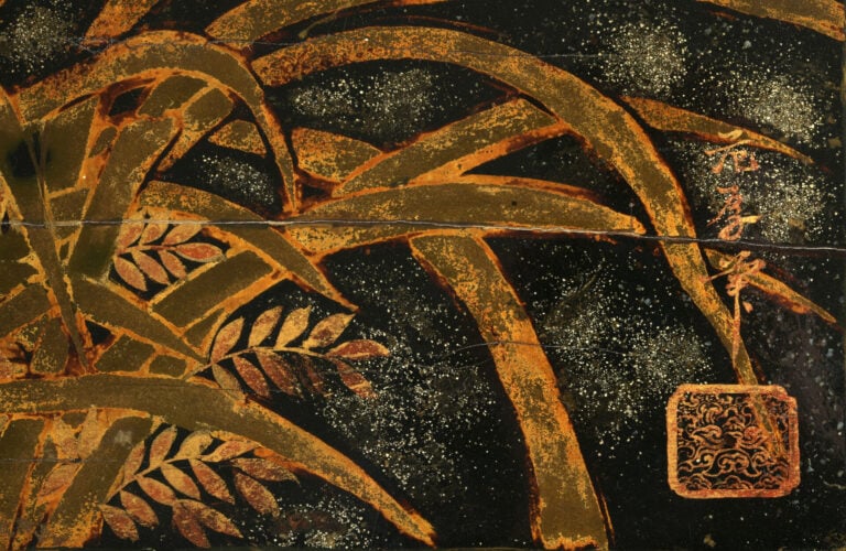 PHAM HAU (1903-1995) - Important panneau en bois laqué, à décor en camaïeu de b…