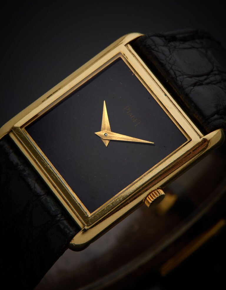 PIAGET - BRACELET MONTRE rectangulaire de dame en or jaune (750‰). Cadran noir…