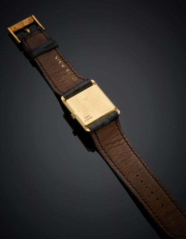 PIAGET - BRACELET MONTRE rectangulaire de dame en or jaune (750‰). Cadran noir…
