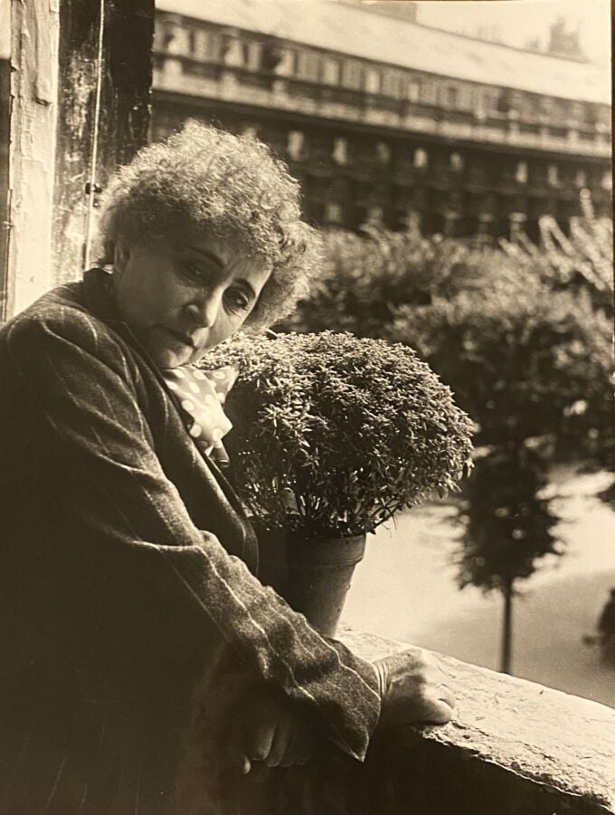 PIERRE JAHAN 1909-2003 - Colette à la fenêtre de son appartement et à son burea…