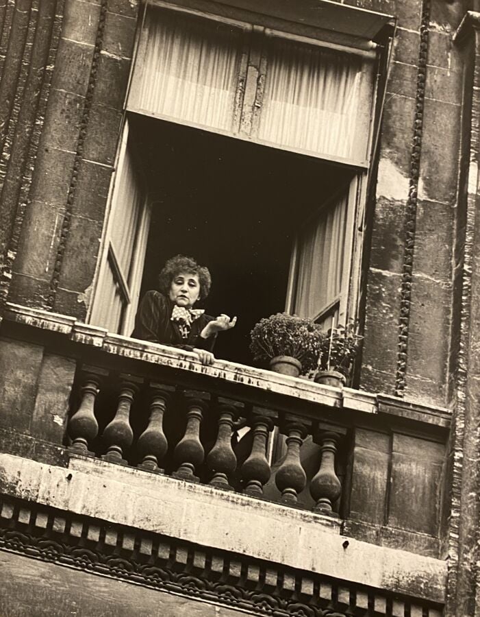 PIERRE JAHAN 1909-2003 - Colette à la fenêtre de son appartement et à son burea…