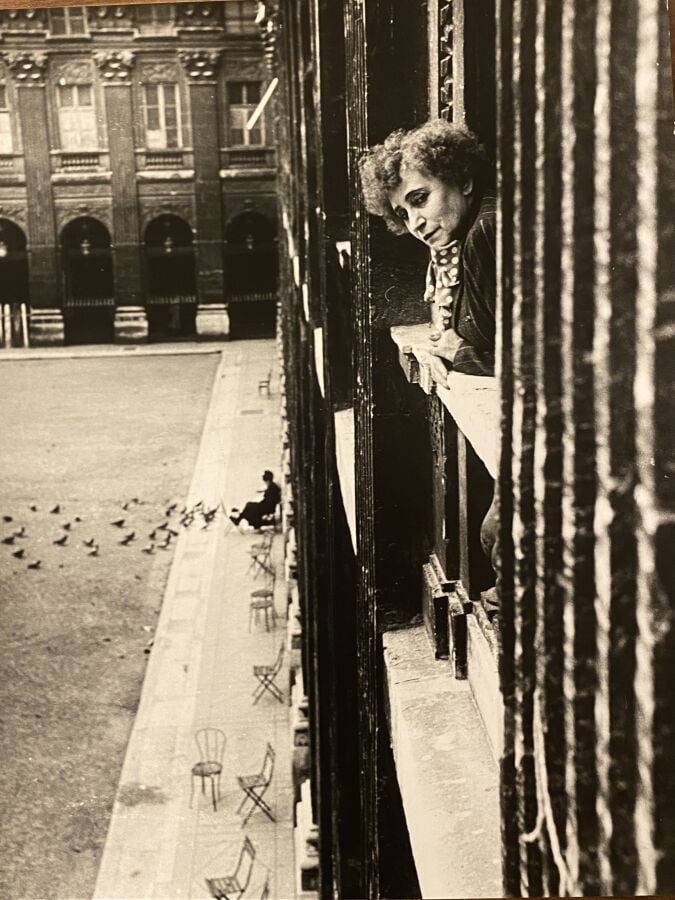PIERRE JAHAN 1909-2003 - Colette à la fenêtre de son appartement et à son burea…