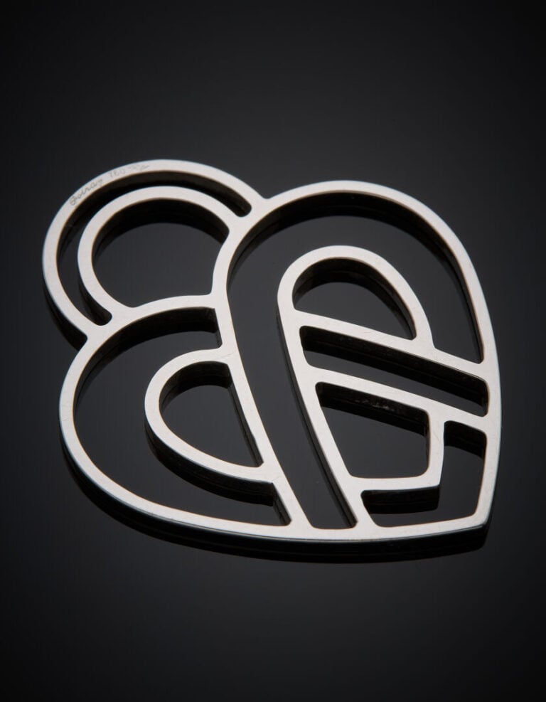 POIRAY - Important PENDENTIF modèle "Cœur Entrelacé" en or gris (750‰) ajouré.…