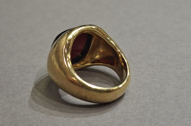 POMELLATO - Bague en or jaune (750°/°°) modèle "Boule" ornée d'un cabochon de g…