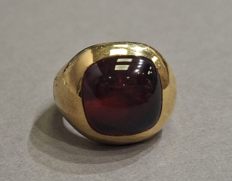 POMELLATO - Bague en or jaune (750°/°°) modèle "Boule" ornée d'un cabochon de g…