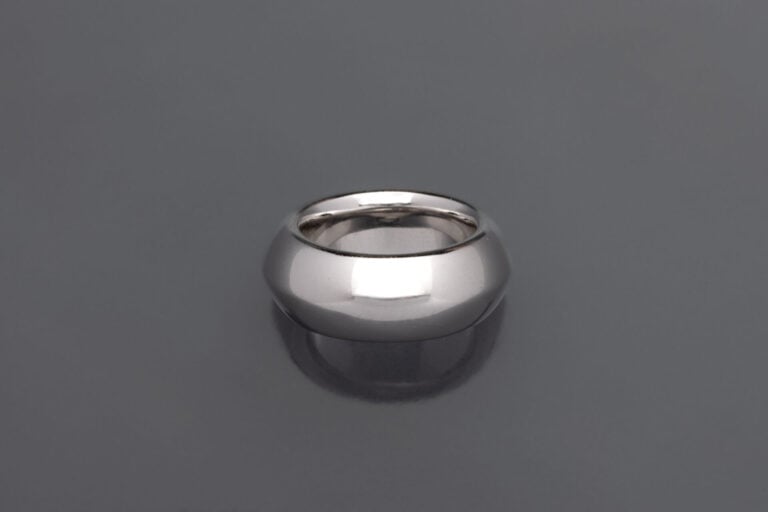 POMELLATO - Large ALLIANCE en or gris (750°/°°). - Signée POMELLATO. - Doigt: 5…