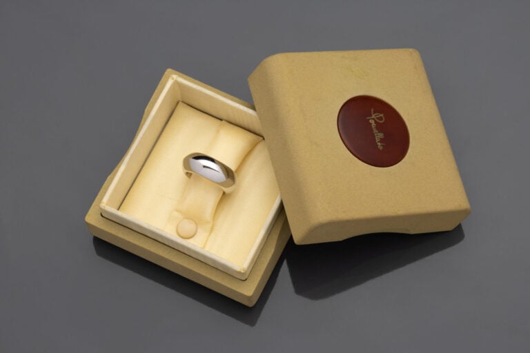 POMELLATO - Large ALLIANCE en or gris (750°/°°). - Signée POMELLATO. - Doigt: 5…