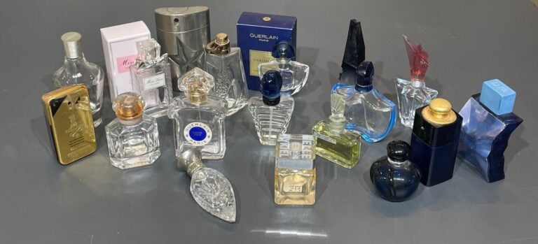 Réunion de 18 flacons de parfums miniatures dont Paco Rabanne, Guerlain, Dior,…