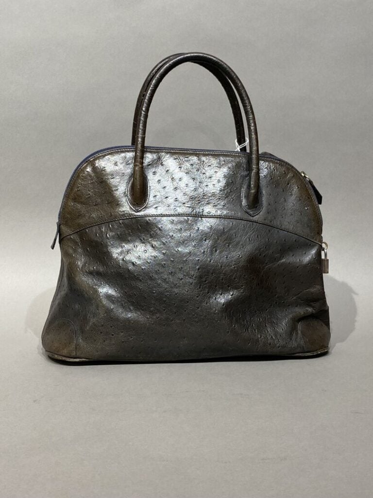 Sac en autruche gris foncé, double anse. - Intérieur en cuir marine, une poche…