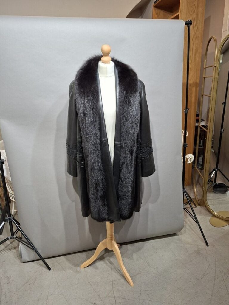 SAM RONE - Veste en cuir et fourrure.