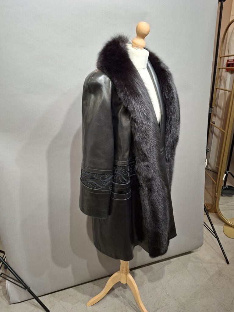 SAM RONE - Veste en cuir et fourrure.