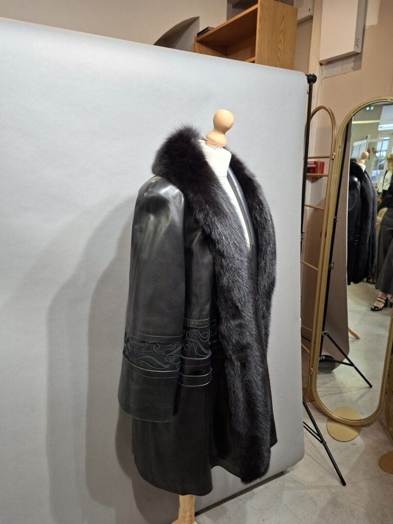 SAM RONE - Veste en cuir et fourrure.