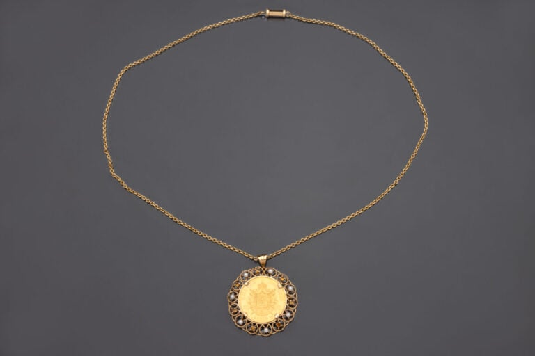 Sautoir en or jaune (750) à maille forçat et pendentif pouvant former broche or…