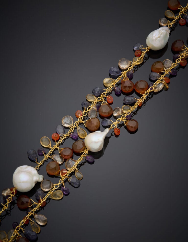SAUTOIR en vermeil (925‰) orné de perles de culture baroques, retenant des pier…