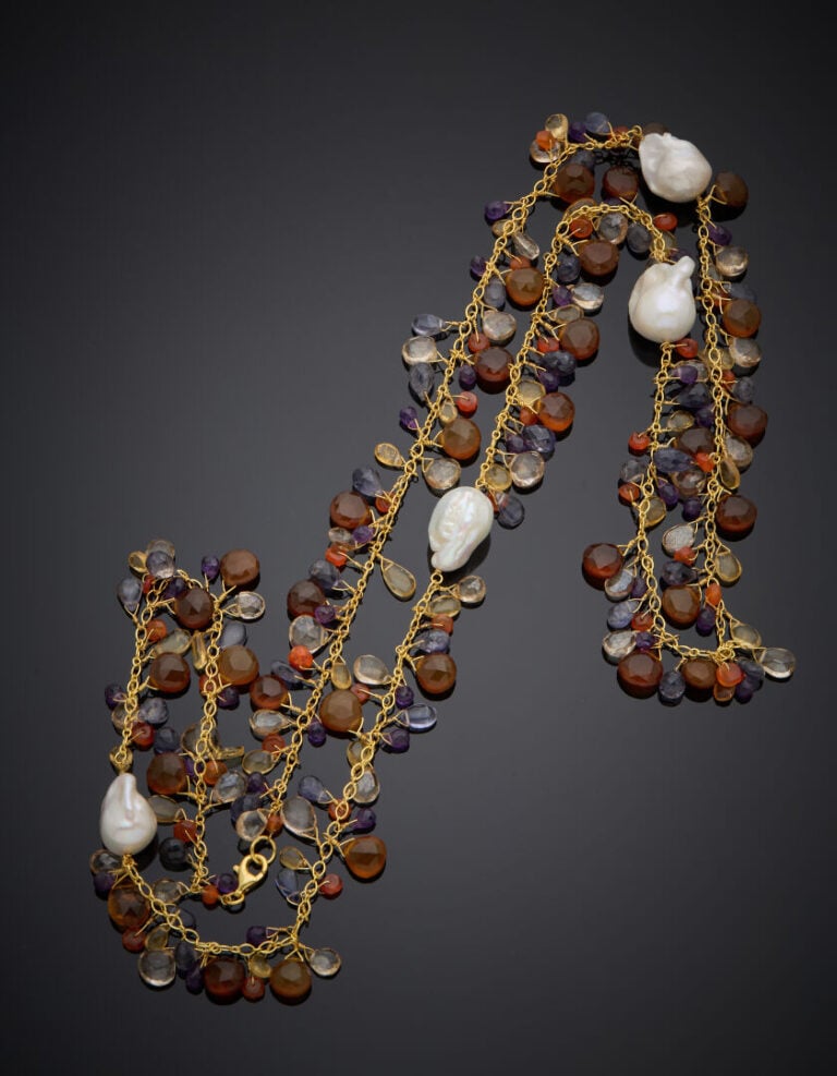 SAUTOIR en vermeil (925‰) orné de perles de culture baroques, retenant des pier…