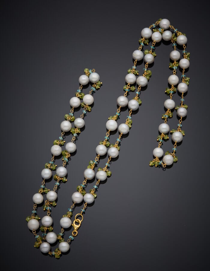 SAUTOIR en vermeil (925‰) orné de perles du culture grises et retenant des perl…