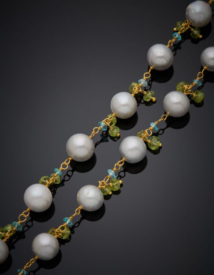 SAUTOIR en vermeil (925‰) orné de perles du culture grises et retenant des perl…