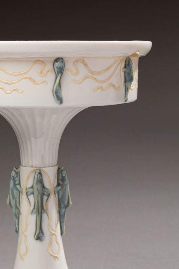 SÈVRES - Coupe haute en porcelaine de SÈVRES, travail art nouveau - à décors de…
