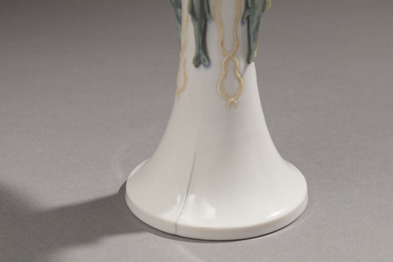 SÈVRES - Coupe haute en porcelaine de SÈVRES, travail art nouveau - à décors de…