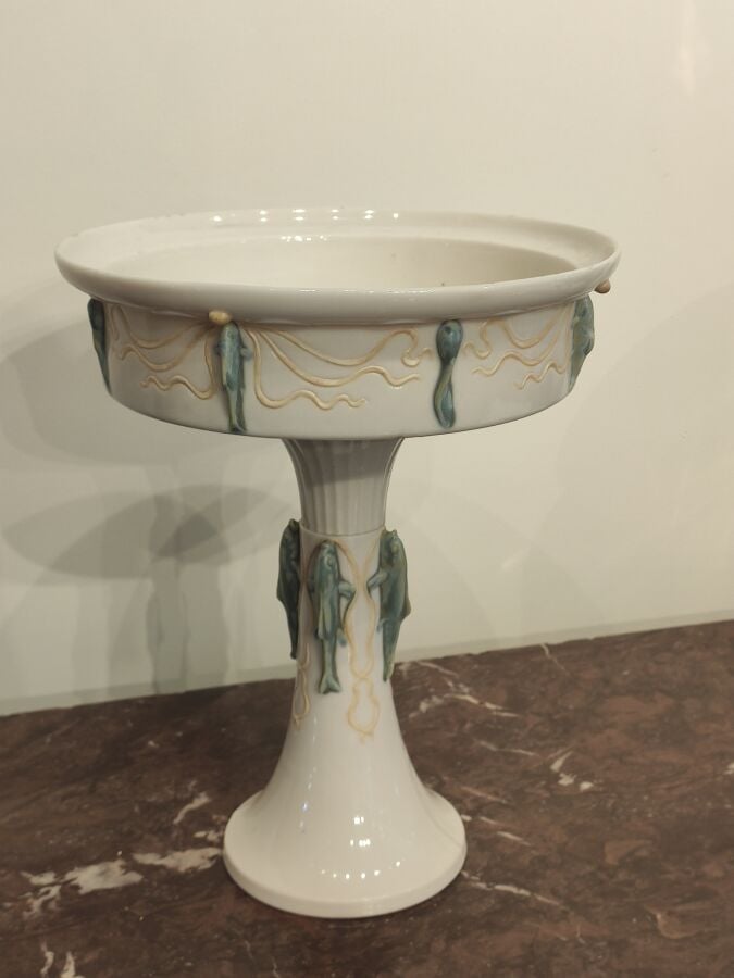 SÈVRES - Coupe haute en porcelaine de SÈVRES, travail art nouveau - à décors de…