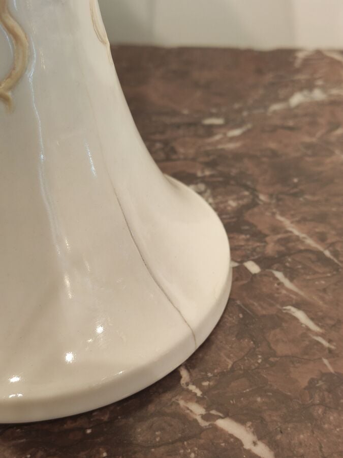 SÈVRES - Coupe haute en porcelaine de SÈVRES, travail art nouveau - à décors de…