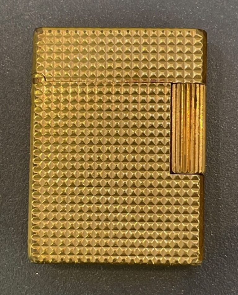 S.T. DUPONT - BRIQUET en métal doré à décor de pointes de diamant - Signé