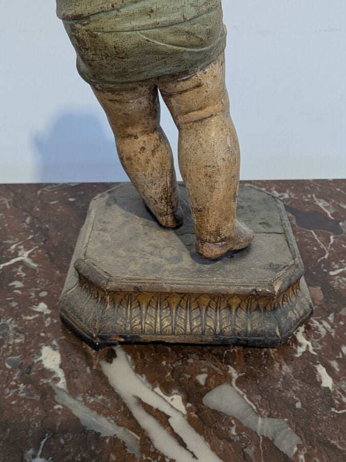 Statuette "Enfant Jésus" en bois sculpté polychrome posant sur un socle rectang…
