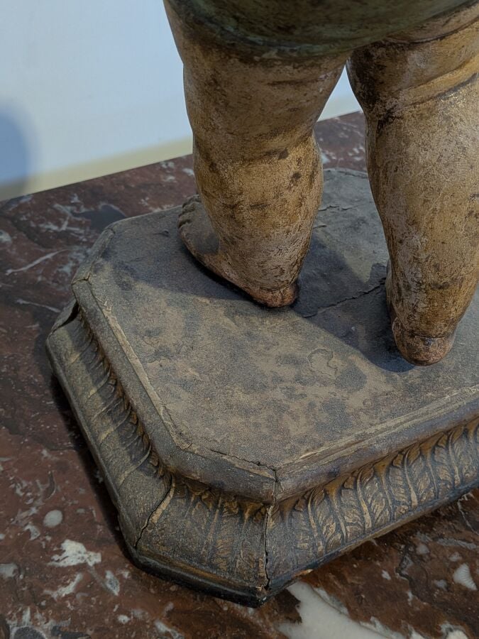 Statuette "Enfant Jésus" en bois sculpté polychrome posant sur un socle rectang…