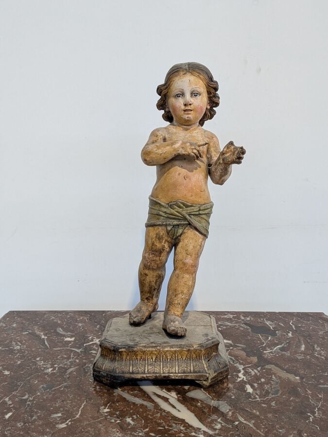Statuette "Enfant Jésus" en bois sculpté polychrome posant sur un socle rectang…