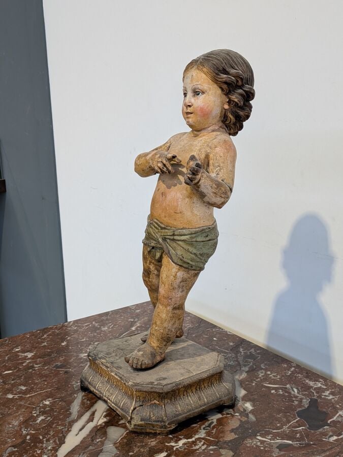 Statuette "Enfant Jésus" en bois sculpté polychrome posant sur un socle rectang…