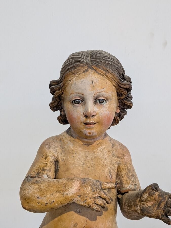 Statuette "Enfant Jésus" en bois sculpté polychrome posant sur un socle rectang…