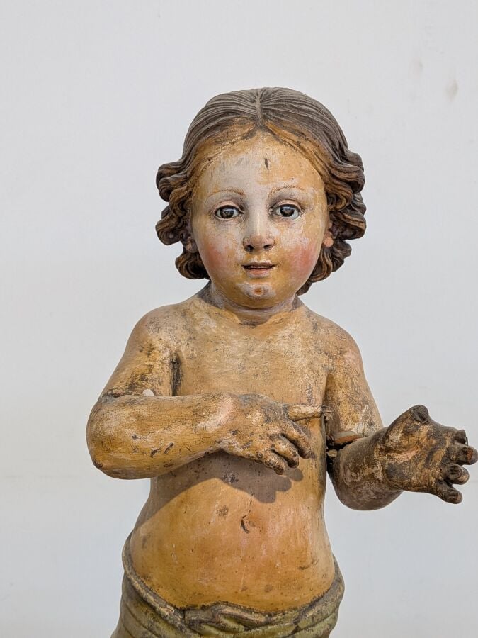 Statuette "Enfant Jésus" en bois sculpté polychrome posant sur un socle rectang…