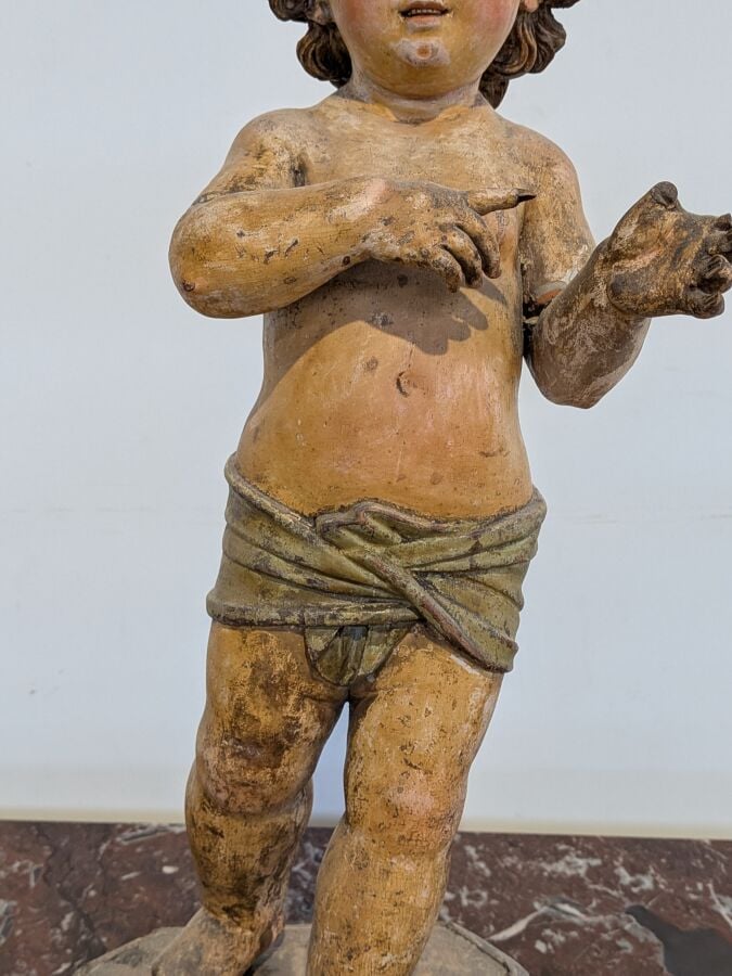 Statuette "Enfant Jésus" en bois sculpté polychrome posant sur un socle rectang…