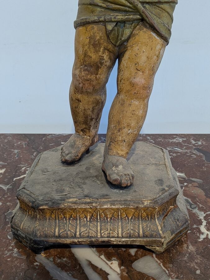 Statuette "Enfant Jésus" en bois sculpté polychrome posant sur un socle rectang…