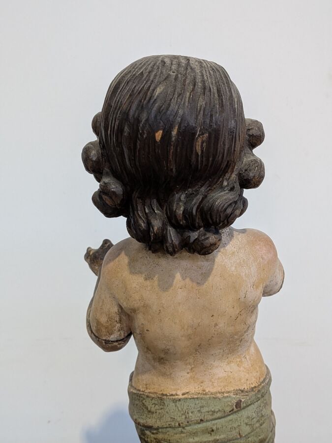 Statuette "Enfant Jésus" en bois sculpté polychrome posant sur un socle rectang…
