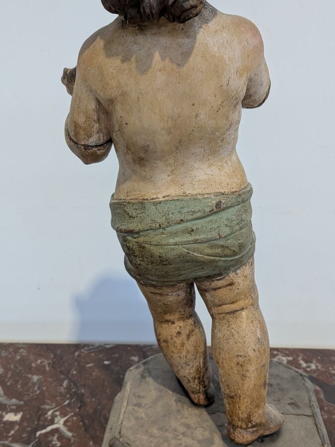 Statuette "Enfant Jésus" en bois sculpté polychrome posant sur un socle rectang…