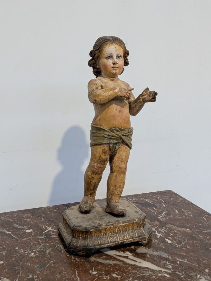 Statuette "Enfant Jésus" en bois sculpté polychrome posant sur un socle rectang…