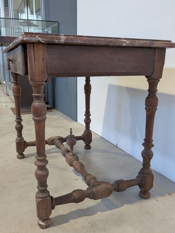 Table à gibier Louis XIII ouvrant par un tiroir en ceinture, en chêne mouluré à…